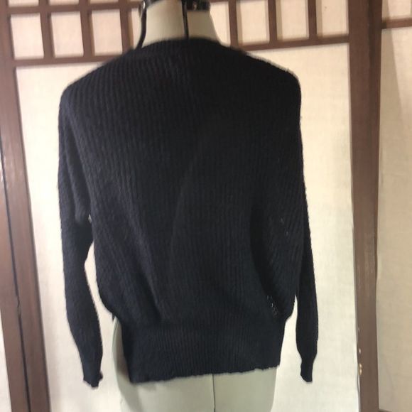 Forever 21 navy nubby sweater size medium, crew neck, longer in back - Picture 6 of 8